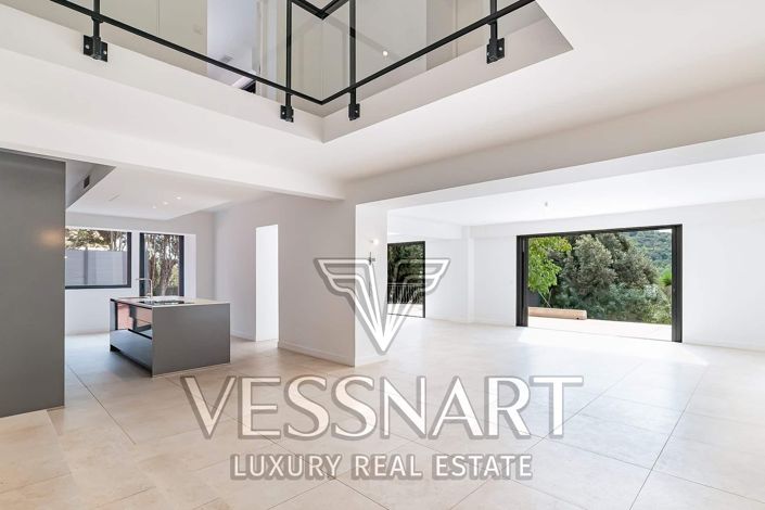 Image No.8-6 Bed House for sale