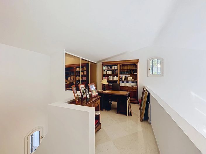 Image No.20-4 Bed House for sale