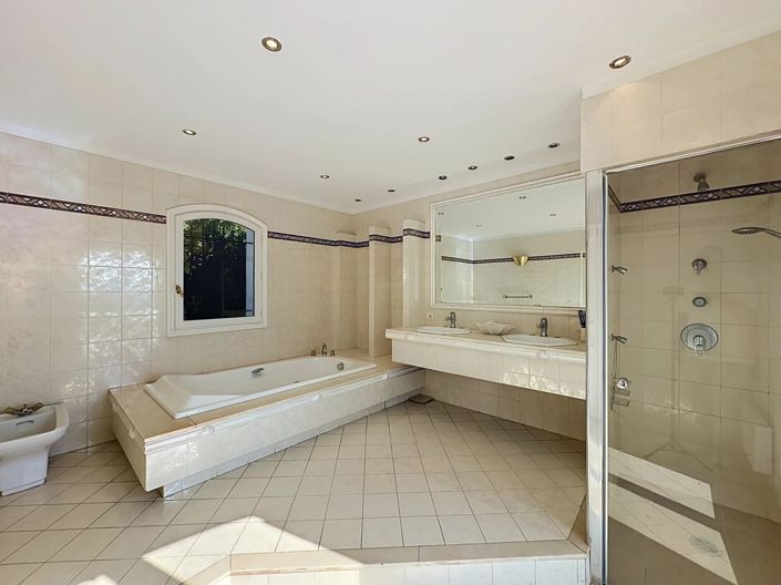 Image No.8-4 Bed House for sale