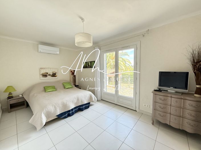 Image No.8-4 Bed House for sale