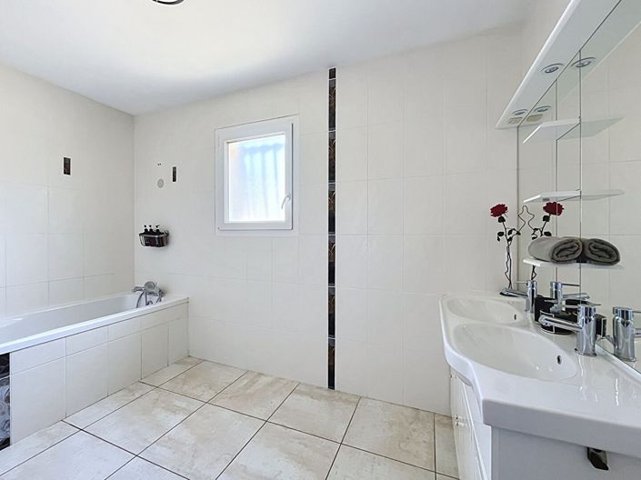 Image No.12-4 Bed House for sale