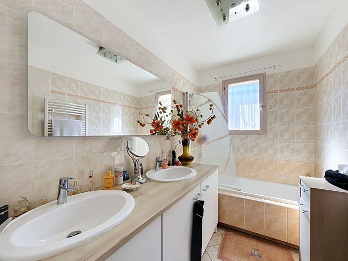 Image No.11-6 Bed House for sale