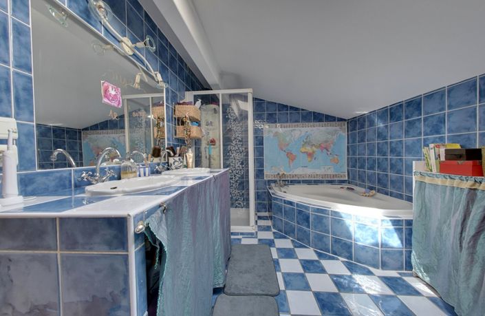Image No.17-7 Bed House for sale