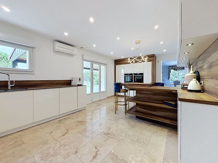 Image No.8-4 Bed House for sale