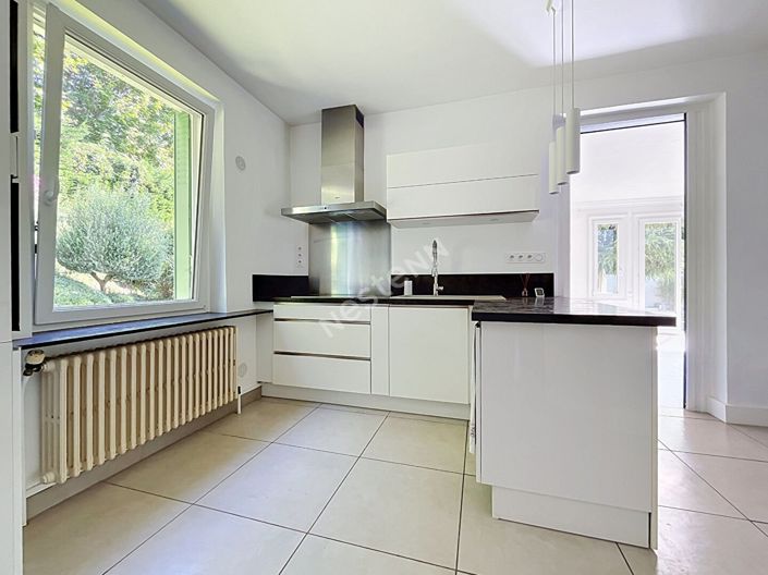 Image No.8-6 Bed House for sale