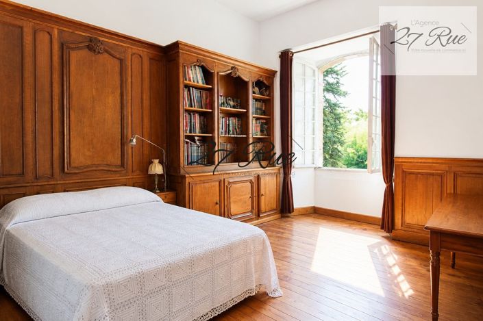 Image No.17-7 Bed Property for sale