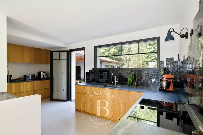 Image No.11-5 Bed House for sale