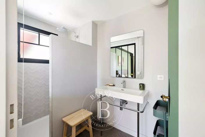 Image No.6-5 Bed House for sale