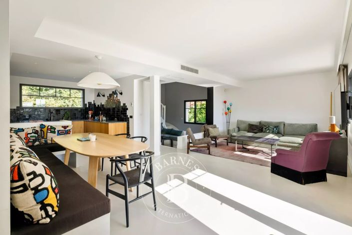 Image No.8-5 Bed House for sale