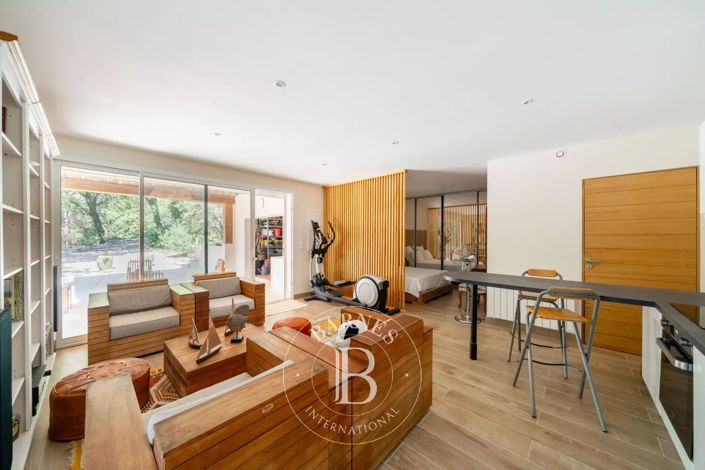 Image No.27-6 Bed House for sale
