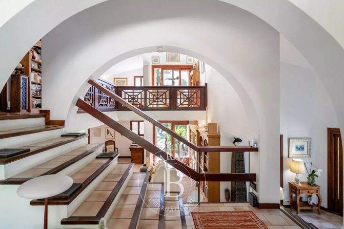 Image No.9-6 Bed House for sale