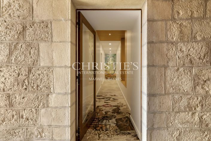 Image No.16-10 Bed Property for sale