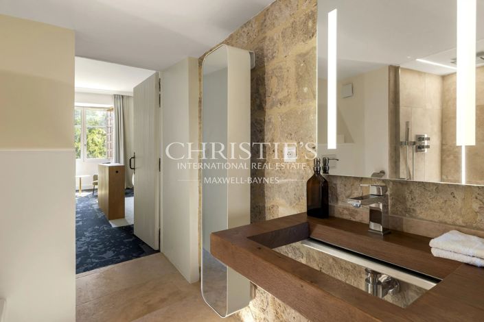 Image No.19-10 Bed Property for sale