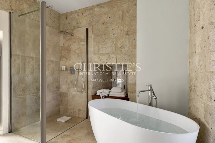 Image No.22-10 Bed Property for sale