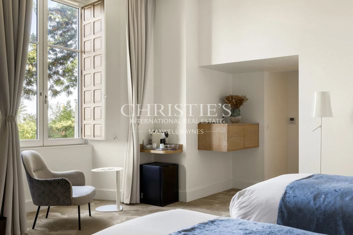 Image No.24-10 Bed Property for sale
