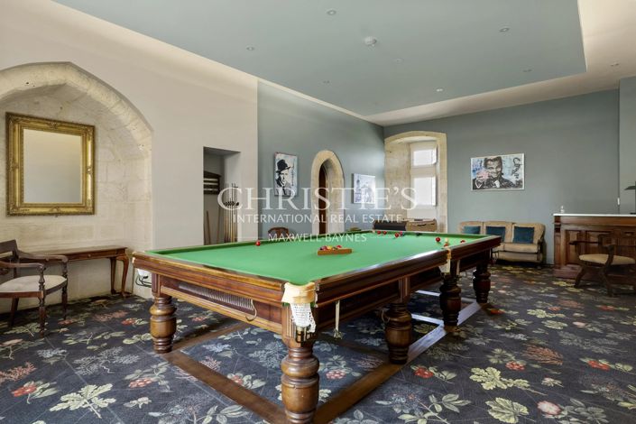 Image No.25-10 Bed Property for sale