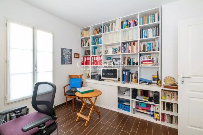 Image No.6-5 Bed House for sale