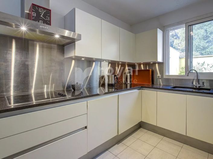 Image No.10-3 Bed House for sale