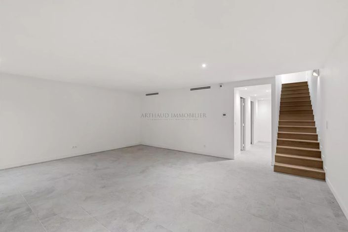 Image No.20-3 Bed House for sale