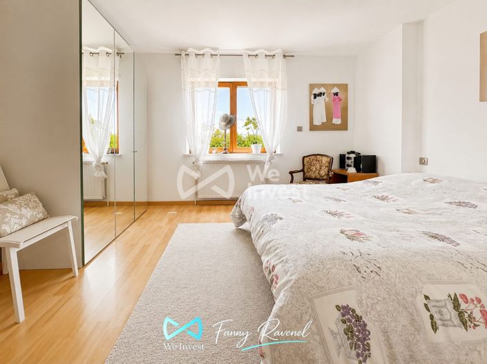 Image No.12-5 Bed Property for sale