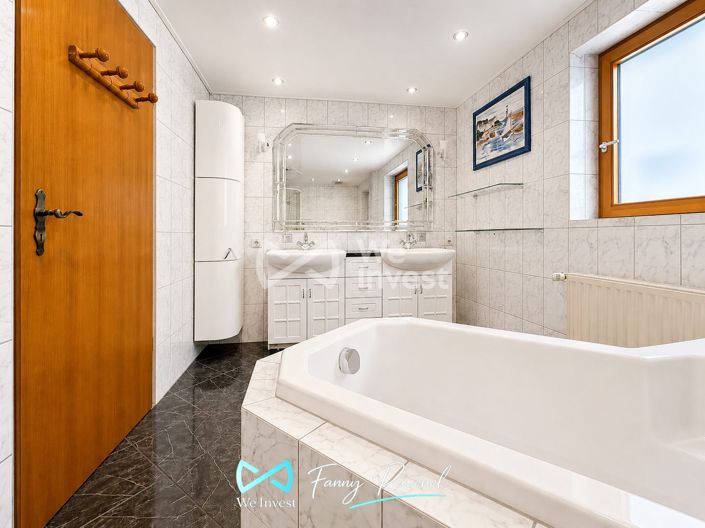 Image No.18-5 Bed Property for sale