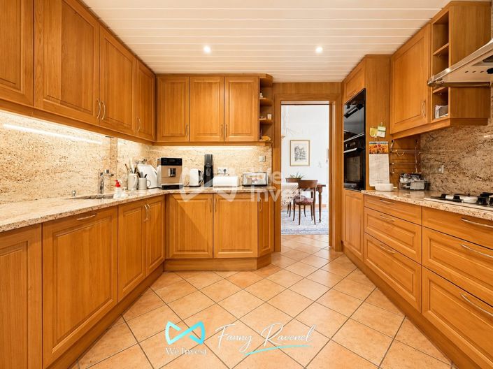 Image No.9-5 Bed Property for sale