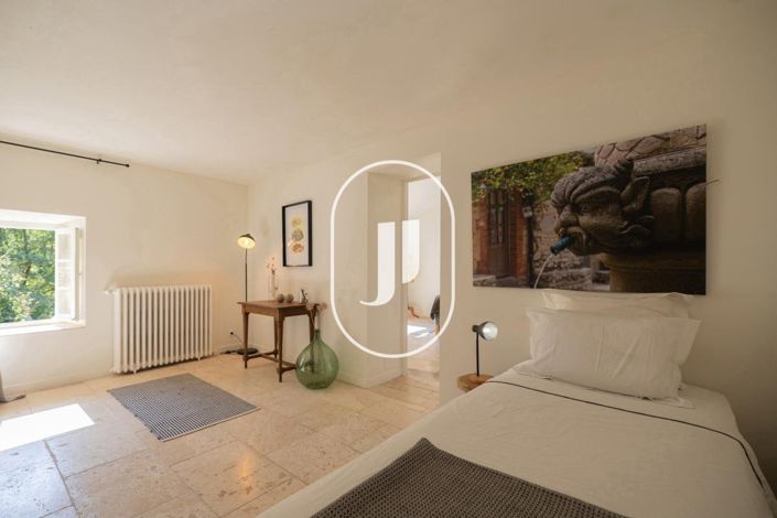 Image No.30-7 Bed House for sale