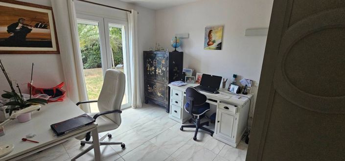 Image No.8-4 Bed House for sale
