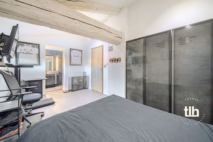 Image No.27-5 Bed Property for sale