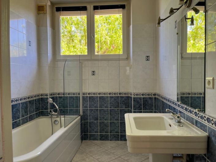 Image No.8-5 Bed House for sale