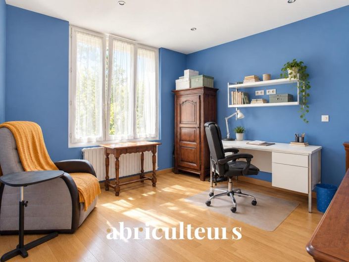 Image No.10-3 Bed House for sale