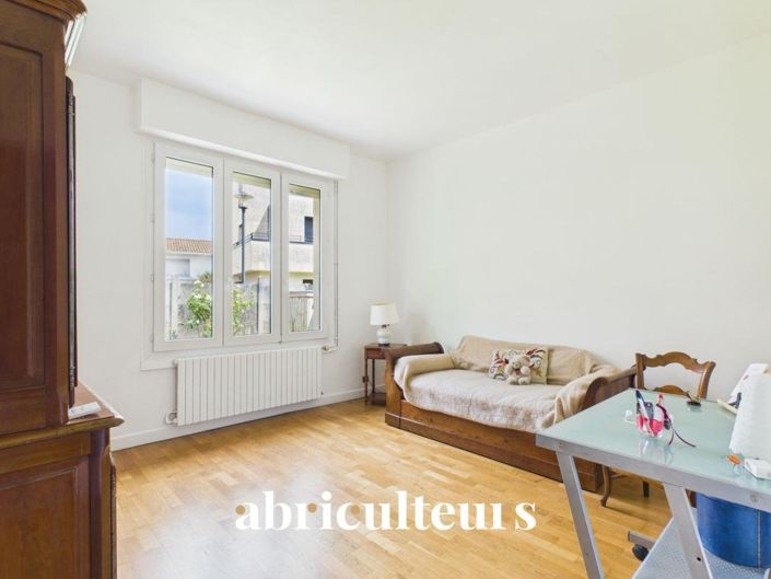 Image No.11-3 Bed House for sale