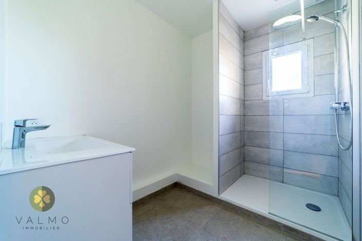 Image No.17-5 Bed House for sale