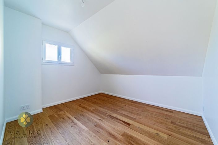 Image No.18-5 Bed House for sale