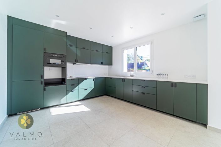 Image No.8-5 Bed House for sale