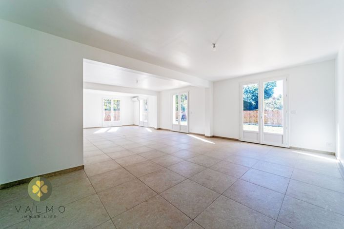 Image No.9-5 Bed House for sale