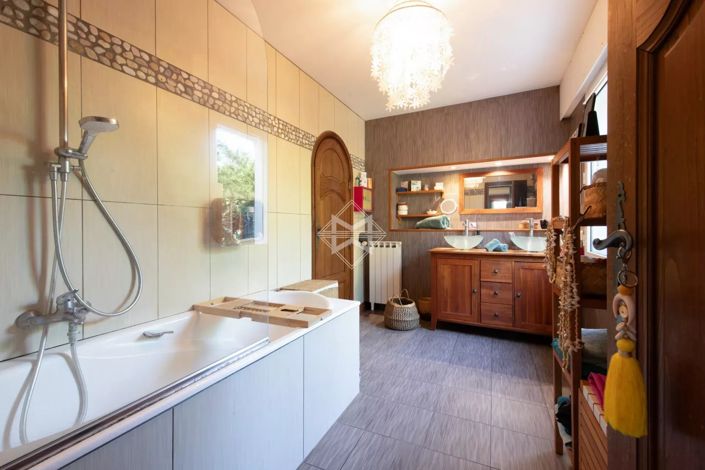 Image No.11-5 Bed House for sale