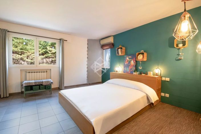 Image No.9-5 Bed House for sale