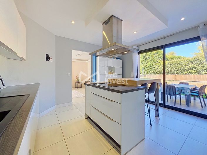 Image No.8-5 Bed House for sale