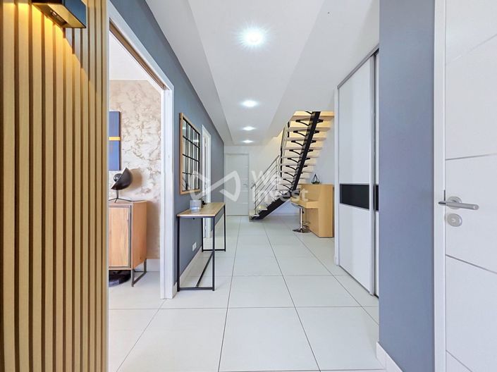 Image No.9-5 Bed House for sale