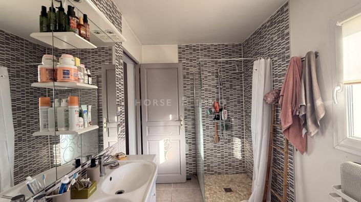 Image No.10-3 Bed House for sale