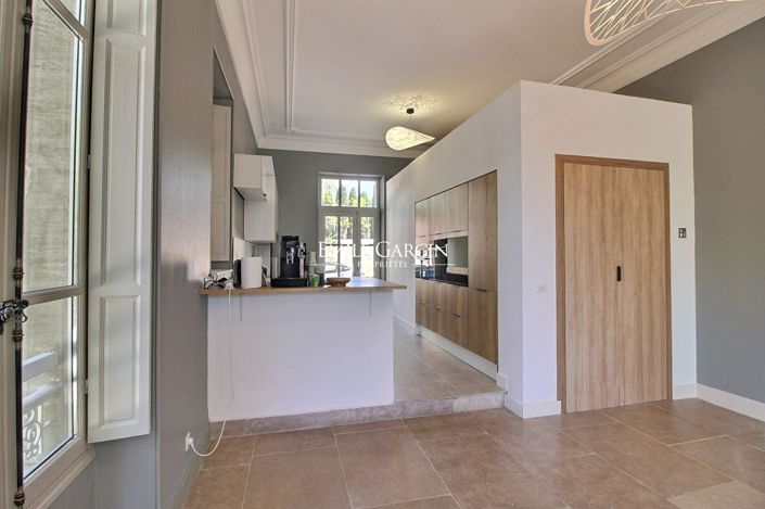 Image No.8-10 Bed House for sale
