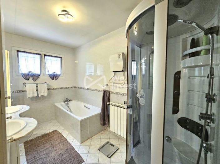 Image No.18-3 Bed House for sale