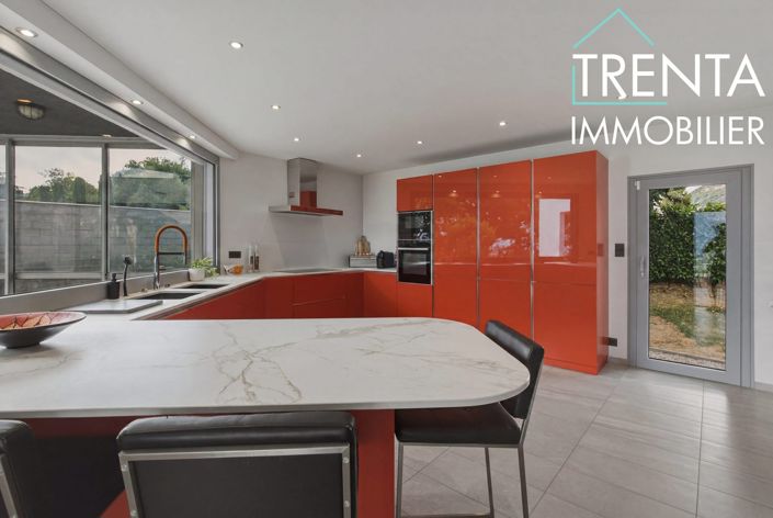 Image No.10-6 Bed Property for sale