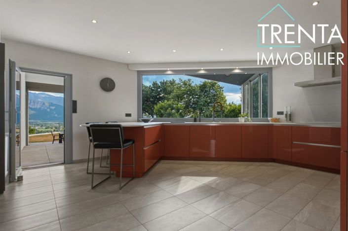 Image No.11-6 Bed Property for sale