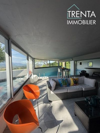 Image No.26-6 Bed Property for sale