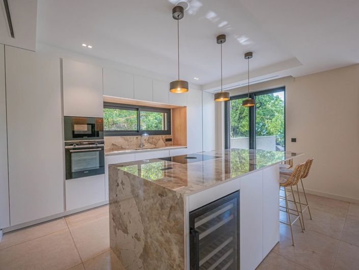 Image No.6-5 Bed House for sale