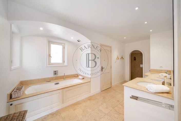 Image No.9-5 Bed House for sale