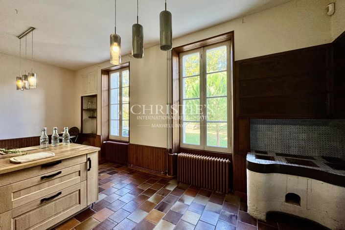 Image No.16-10 Bed Property for sale
