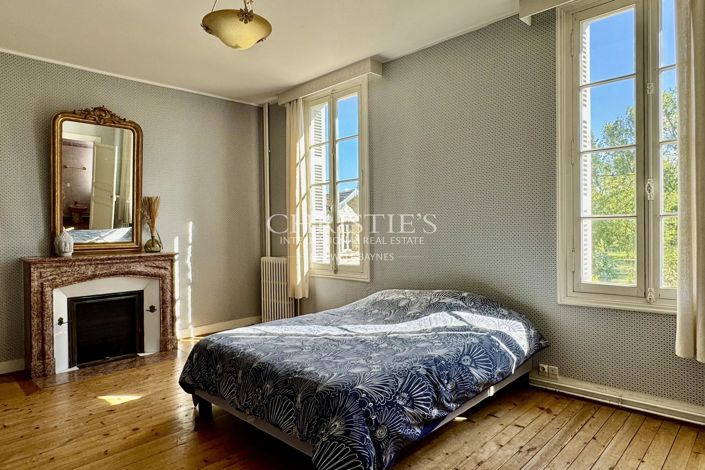 Image No.18-10 Bed Property for sale